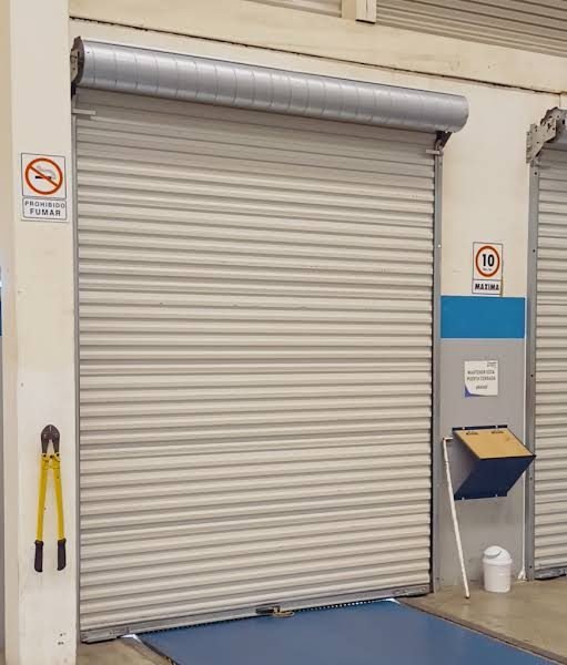 Cortinas metálicas en bodegas de almacenamiento